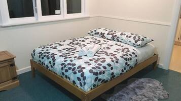 1 habitación, tabla de planchar con plancha, wifi gratis y ropa de cama