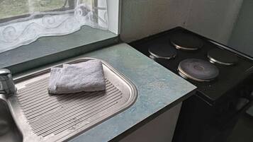 Lemari es, microwave, oven, dan kompor