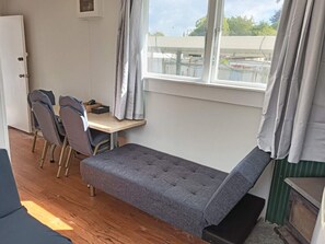 TV - 1 Bedroom Garden Chalet (Rotorua)