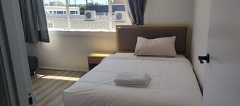 4 Bedrooms Apartment