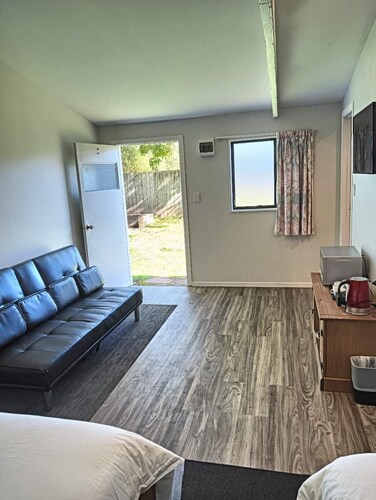 2 double and 1 sofa beds garden chalet, 7D Salisbury Road, Rotorua