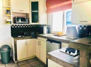 Refrigerador, microondas, placa de cocina, cafetera/tetera