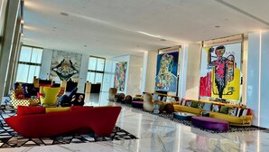 Un hall d’entrée spacieux, doté de mobilier moderne, de grandes fenêtres et d’œuvres d’art originales.