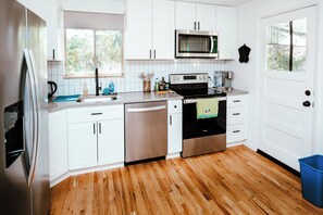 冷蔵庫、電子レンジ、オーブン、コンロ