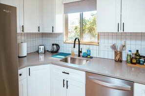 Kylskåp, mikrovågsugn, ugn och spishäll