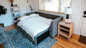 2 slaapkamers, een bureau, een strijkplank/strijkijzer, gratis wifi