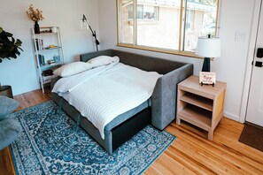 2 sovrum, skrivbord, strykjärn/strykbräda och gratis wi-fi