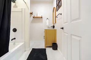 Douche, sèche-cheveux, serviettes fournies, savon