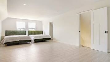 4 kamar tidur, setrika/meja setrika, Wi-Fi, dan seprai linen