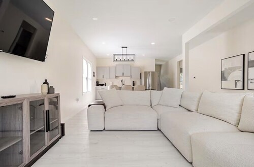 Brand new 4-bedroom located 5 minutes from downtown