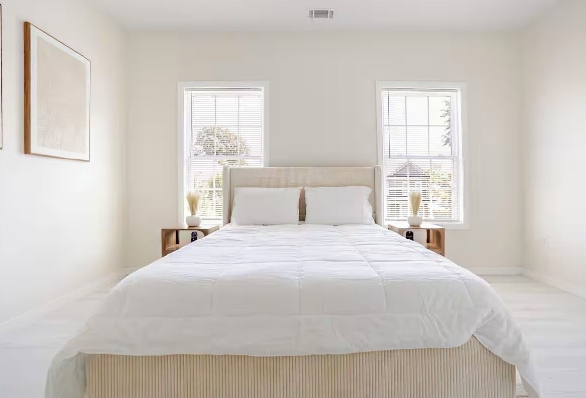 4 bedrooms, iron/ironing board, WiFi, bed sheets