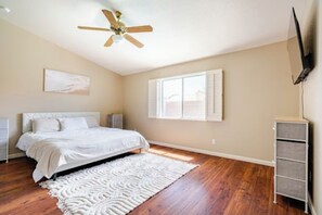 4 soverom, safe på rommet, skrivebord og strykejern/-brett