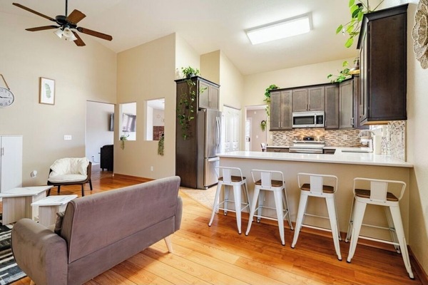 Frigorífico, microondas, horno y placa de cocina