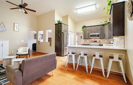 Fridge, microwave, oven, stovetop. Fabulous 4-bedroom house with AC and pool in Tucson