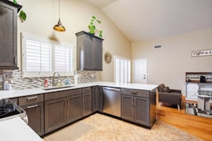 冰箱、微波炉、烤箱、炉灶