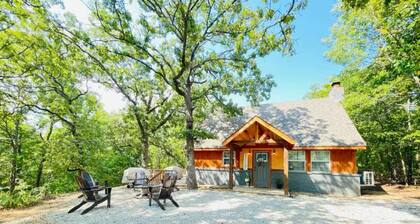 Charming 2-bedroom cottage/cabin in serene Cookson, Ok right on Lake Tenkiller.