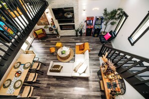 Smart TV, chimenea y libros 