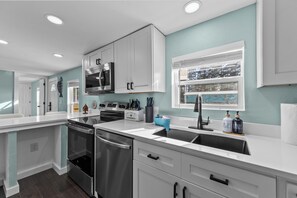 Private kitchen - Villa Slate Coastal Country Retreat PCS • Nurses • Contractors- Weekly & Monthly (Jacksonville)