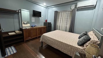 4 bedrooms, iron/ironing board, internet, bed sheets