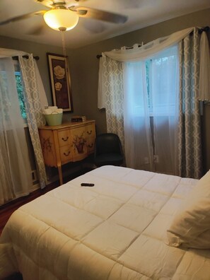 3 bedrooms, iron/ironing board, WiFi, bed sheets - Charming 3-Bedroom Upper-Floor Home Near Downtown Atlanta (Atlanta)