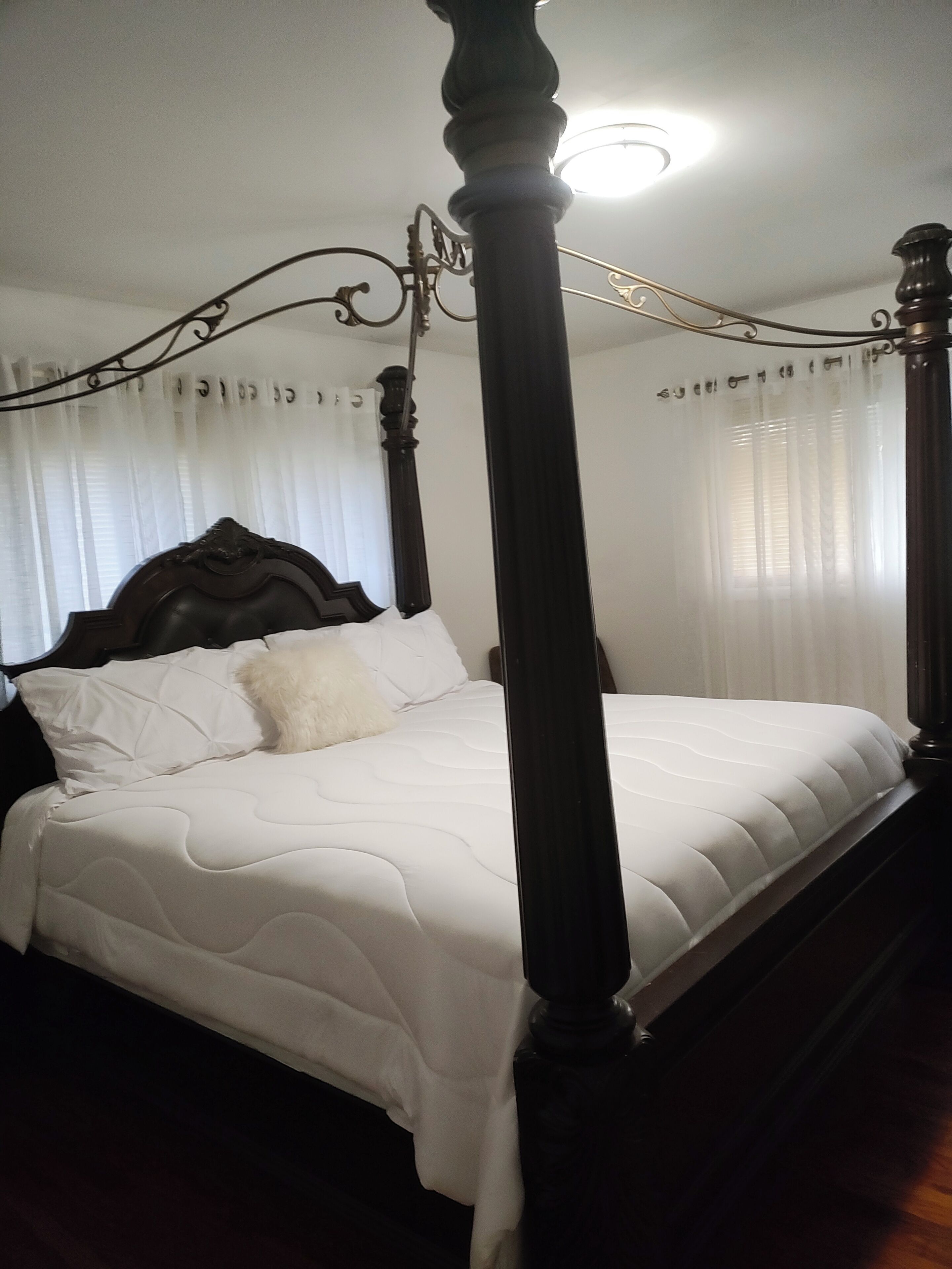 3 bedrooms, iron/ironing board, WiFi, bed sheets