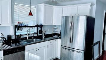 Een magnetron, een oven, een kookplaat, een vaatwasser