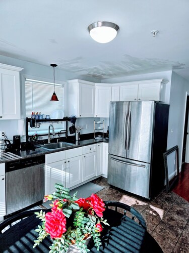 Peaceful 2-bedroom condo with AC in charming Roslindale