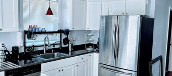 Peaceful 2-bedroom condo with AC in charming Roslindale