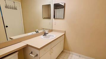 Haartrockner, Handtücher, Seife, Toilettenpapier