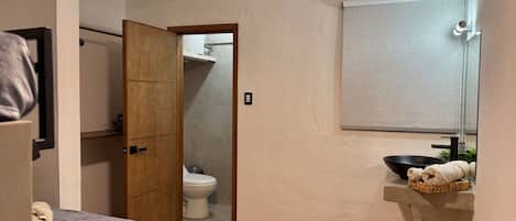 1 dormitorio, escritorio, tabla de planchar con plancha y wifi