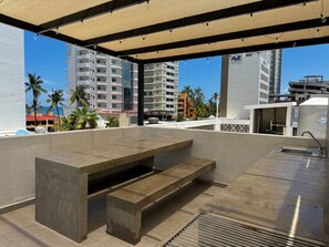 Outdoor dining - Charming Loft Near the Beach By PartnerHost (Mazatlan)