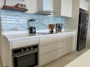 Fridge, microwave, stovetop, dishwasher