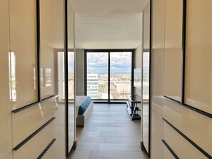 2 bedrooms, desk, iron/ironing board, WiFi