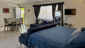 Un dormitorio con una cama grande, un escritorio y una silla.