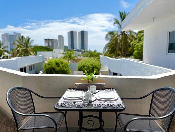 Outdoor dining - Lodging Near the Beach and Tourist Area (Mazatlan)
