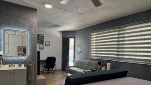 Une chambre d’hôtel moderne, dotée d’un grand lit, d’un bureau, d’une chaise et d’un canapé.