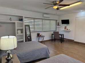 1 habitación, escritorio, tabla de planchar con plancha y wifi
