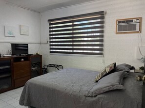 2 bedrooms, desk, WiFi, bed sheets