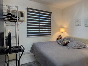 2 bedrooms, desk, WiFi, bed sheets