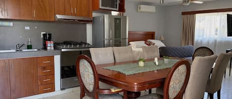 冰箱、微波炉、烤箱、炉灶