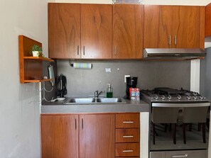 Refrigerador, microondas, horno y parrilla de estufa 