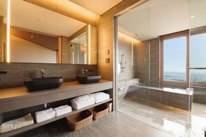 Deluxe Suite, Ocean View | Bathroom | Separate tub and shower, free toiletries, hair dryer, slippers - Yamado oga (Oga)