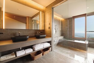 华丽套房, 海洋景观 | 浴室 | 独立的浴缸和淋浴、免费洗浴用品、吹风机、拖鞋