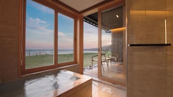 Japanese-style Suite, Ocean View | Bathroom