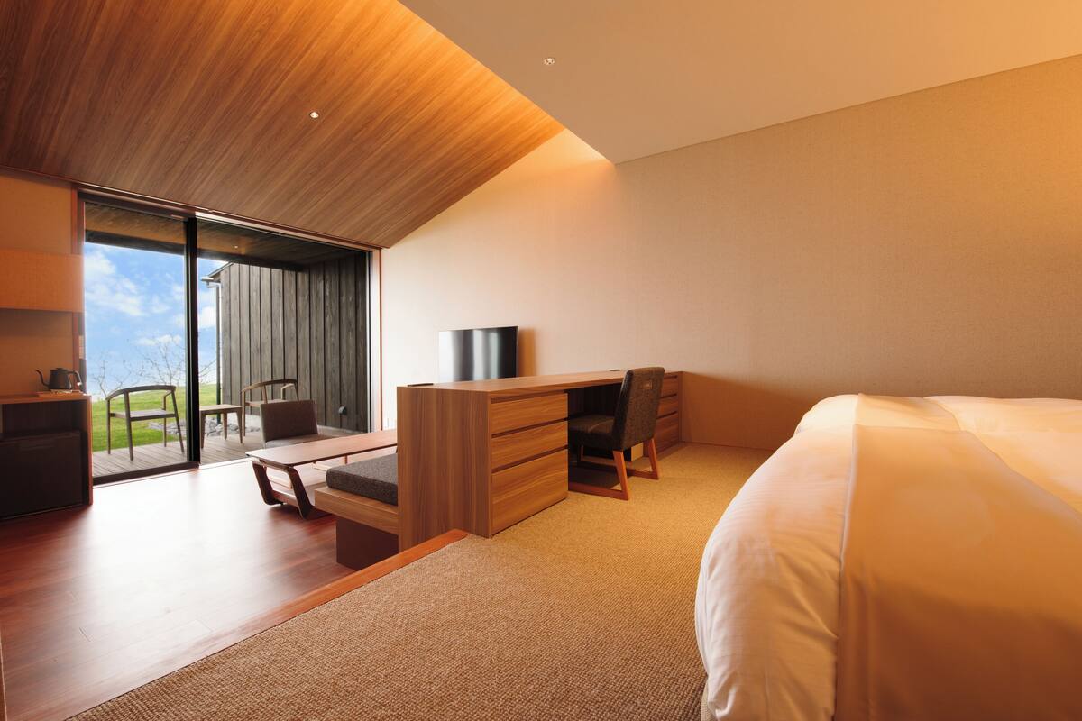 Deluxe Suite, Ocean View | Minibar, in-room safe, desk, laptop workspace