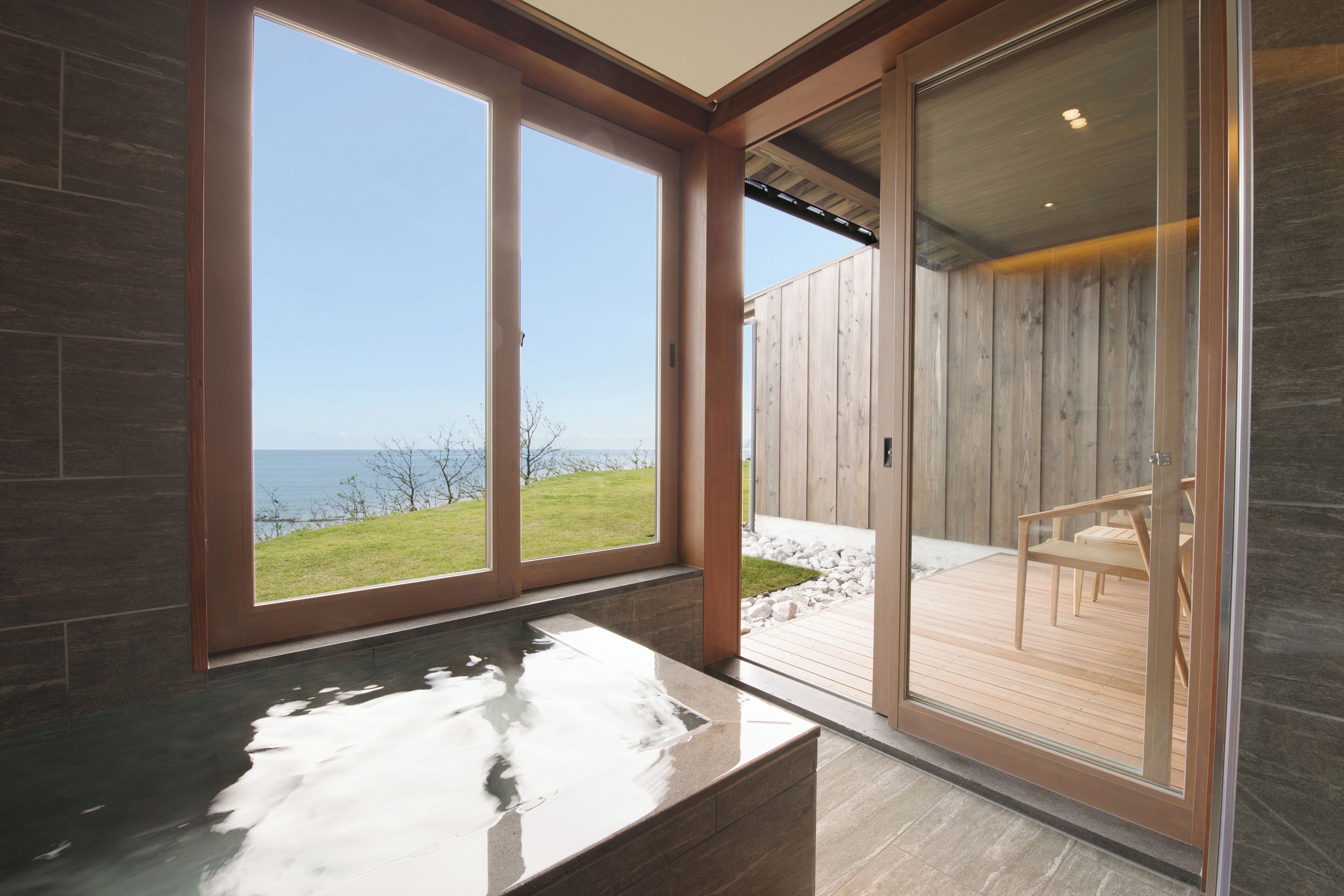 Deluxe Suite, Ocean View | Bathroom | Separate tub and shower, free toiletries, hair dryer, slippers