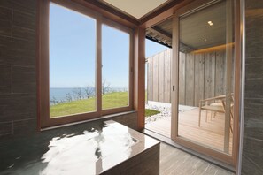 豪華套房, 海景 | 浴室 | 獨立浴缸和淋浴設備、免費盥洗用品、吹風機、拖鞋