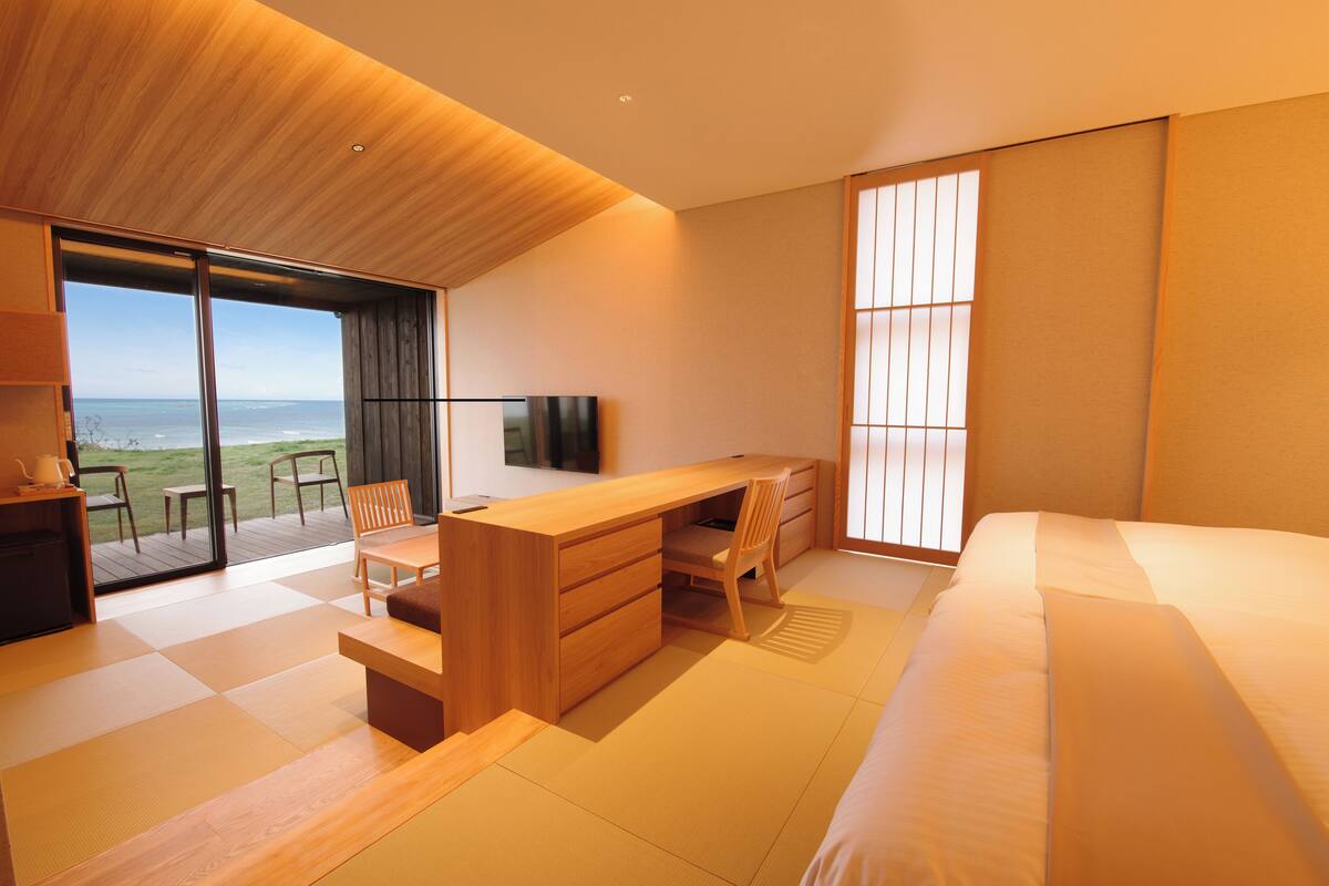 Japanese-style Suite, Ocean View | Minibar, in-room safe, desk, laptop workspace