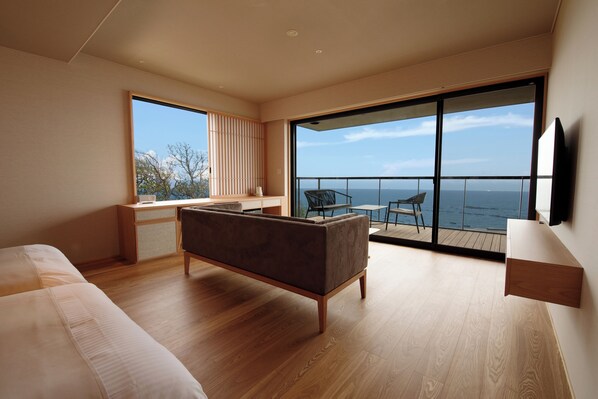 Superior-sviitti, terassi, valtamerinäköala | Minibaari, tallelokero huoneessa, työpöytä