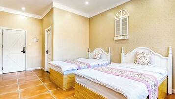 Un dormitorio con dos camas, una puerta, un ventanal con contraventanas y suelo de baldosas.